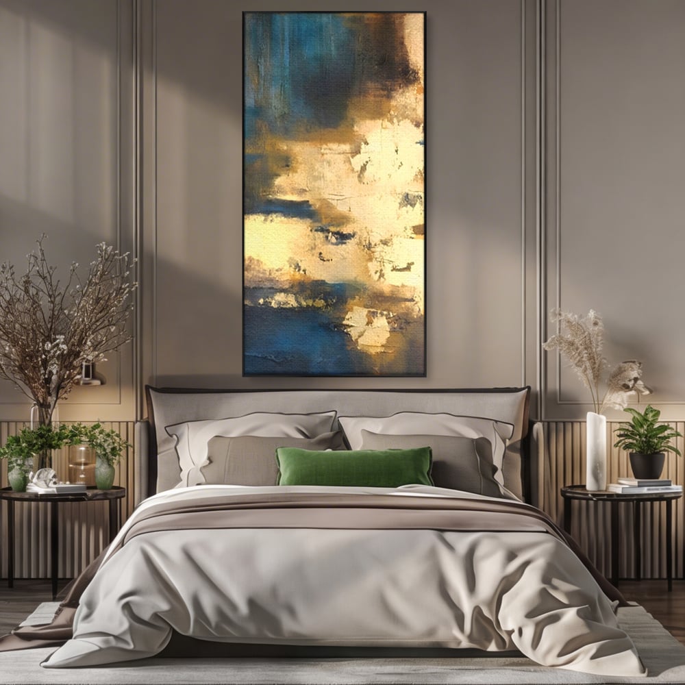 Tablou canvas cu pictura abstracta cu texturi aurii, in rama de aluminiu negru, pe perete intr-un dormitor